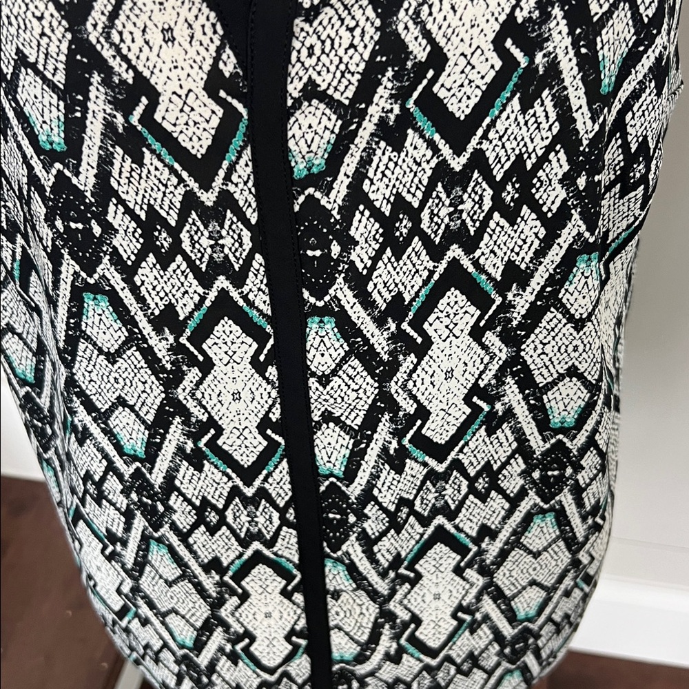 Pure Energy Black and White Geometric Sleeveless Blouse - Picture 3 of 5
